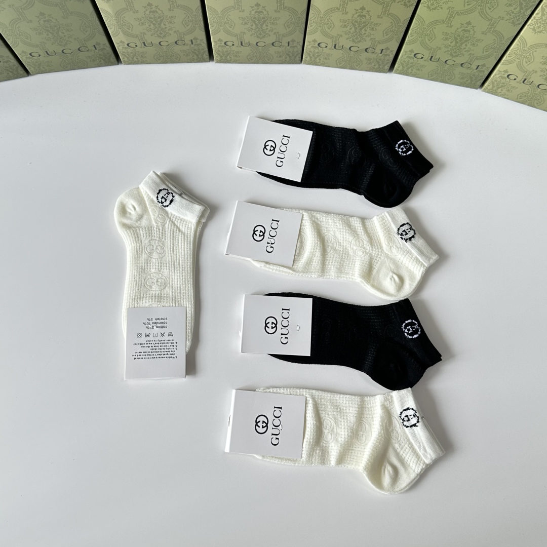 💛配专柜包装
Gucci（古驰）新款中短款堆堆袜袜子！一盒五双，专柜同步筒袜袜子，💛大牌出街，潮人必备。