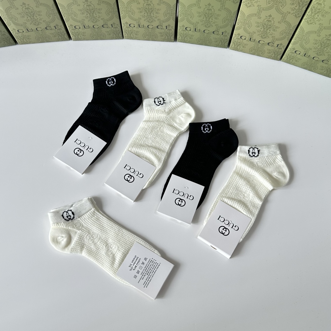 💛配专柜包装
Gucci（古驰）新款中短款堆堆袜袜子！一盒五双，专柜同步筒袜袜子，💛大牌出街，潮人必备。