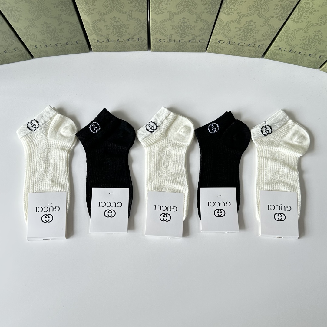 💛配专柜包装
Gucci（古驰）新款中短款堆堆袜袜子！一盒五双，专柜同步筒袜袜子，💛大牌出街，潮人必备。