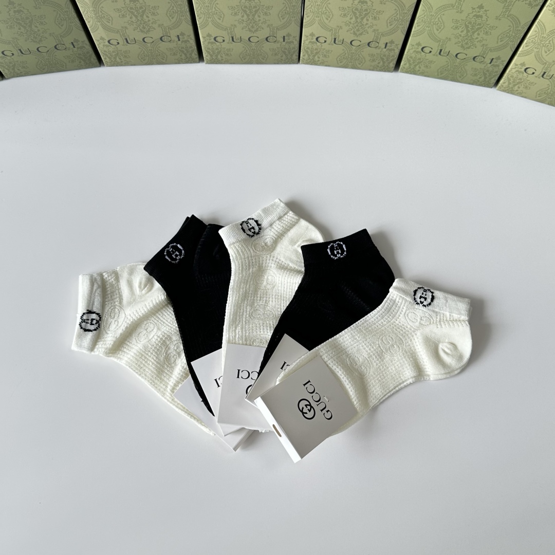 💛配专柜包装
Gucci（古驰）新款中短款堆堆袜袜子！一盒五双，专柜同步筒袜袜子，💛大牌出街，潮人必备。