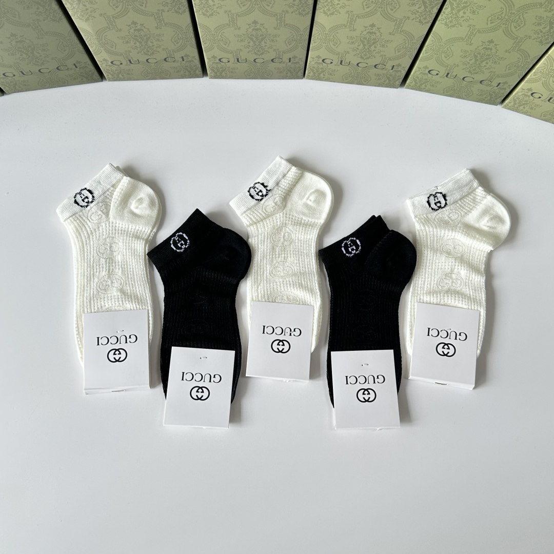💛配专柜包装
Gucci（古驰）新款中短款堆堆袜袜子！一盒五双，专柜同步筒袜袜子，💛大牌出街，潮人必备。