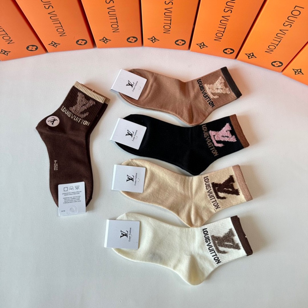  💛配包装
LV（路易威登）新款经典羽毛纱中长款堆堆袜袜子！一盒五双， 专柜同步筒款袜子，💛大牌出街，潮