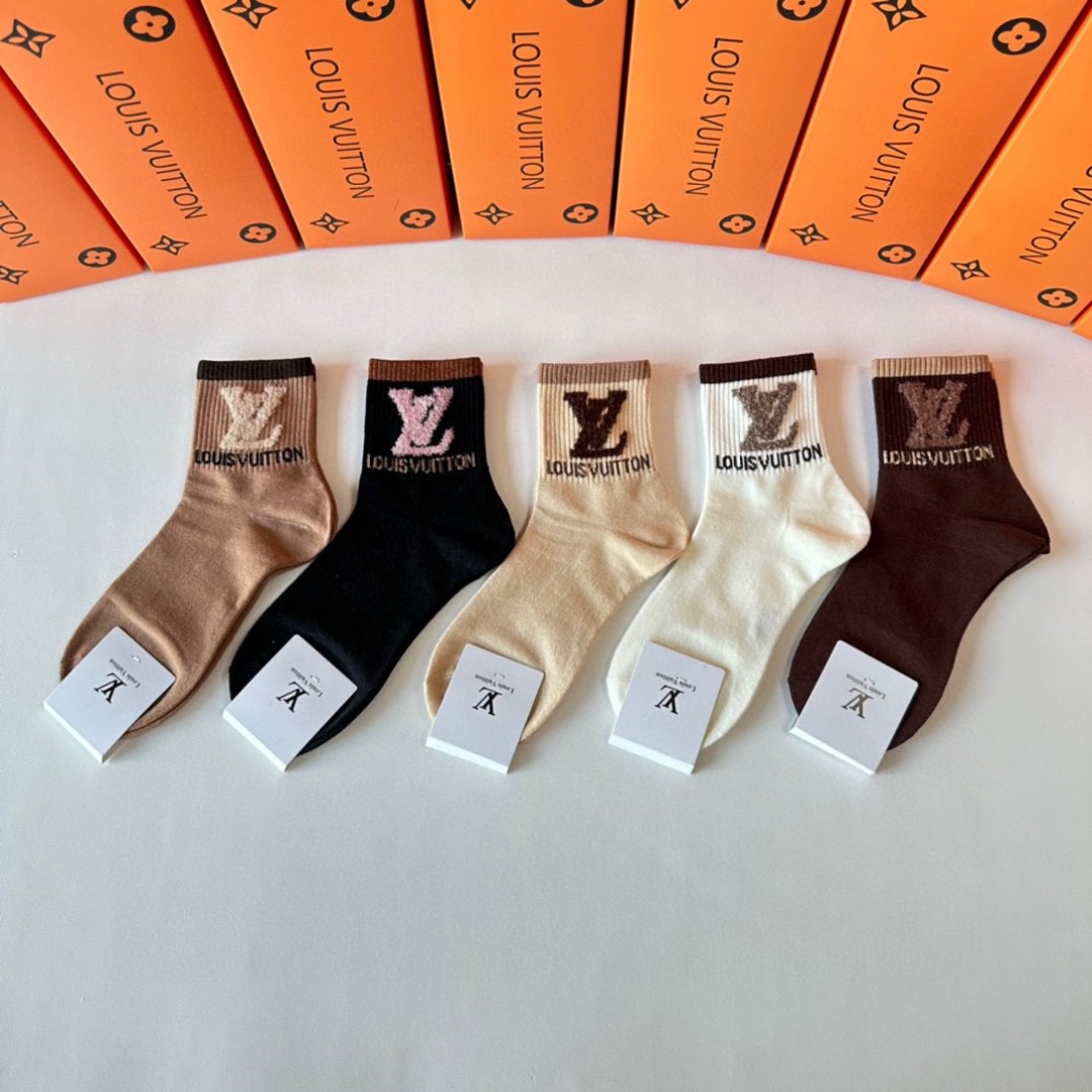  💛配包装
LV（路易威登）新款经典羽毛纱中长款堆堆袜袜子！一盒五双， 专柜同步筒款袜子，💛大牌出街，潮