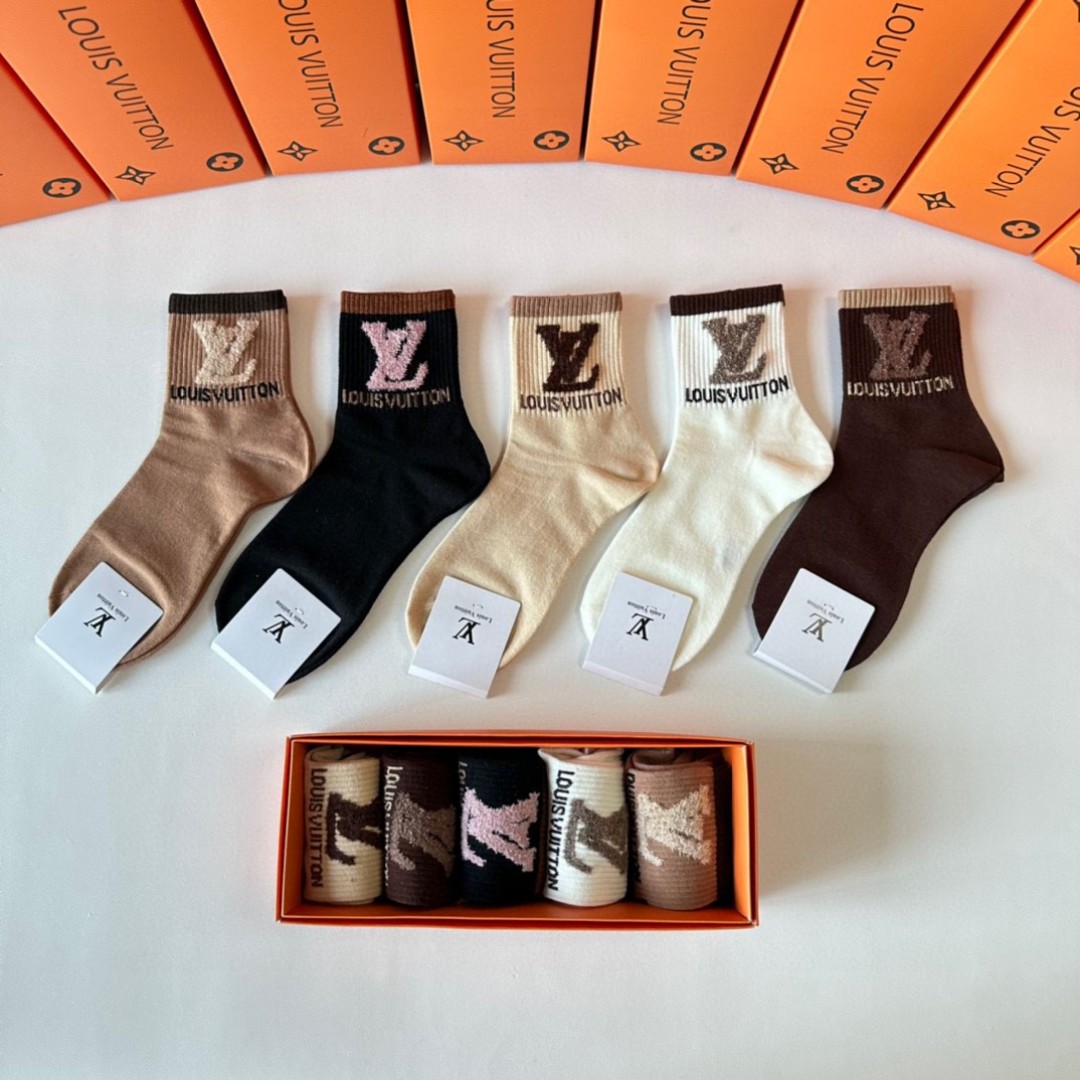  💛配包装
LV（路易威登）新款经典羽毛纱中长款堆堆袜袜子！一盒五双， 专柜同步筒款袜子，💛大牌出街，潮