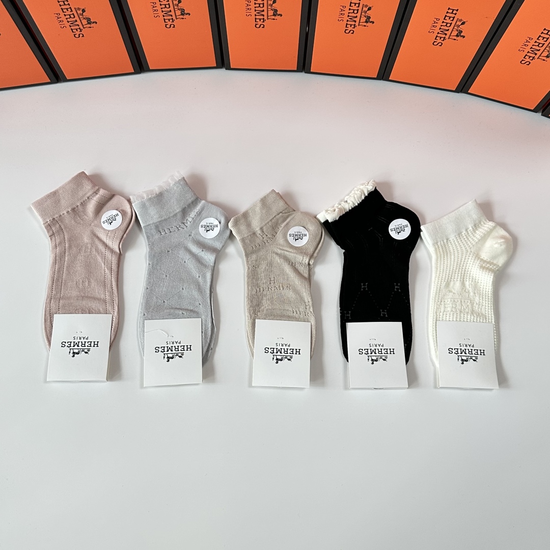 💛配专柜包装
Hermes （爱马仕）新款中短款堆堆袜袜子！一盒五双，专柜同步筒袜袜子，💛大牌出街，潮人