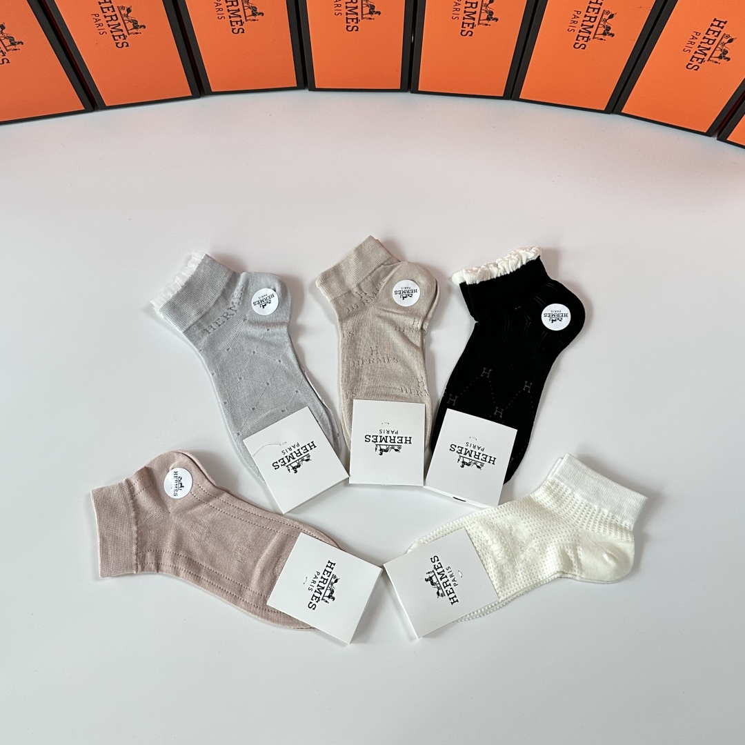 💛配专柜包装
Hermes （爱马仕）新款中短款堆堆袜袜子！一盒五双，专柜同步筒袜袜子，💛大牌出街，潮人