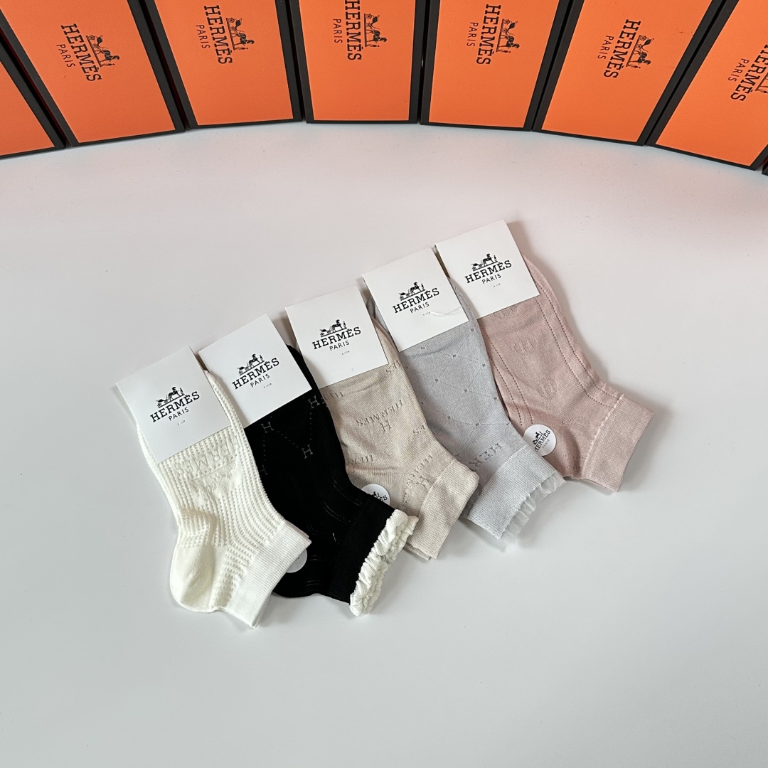 💛配专柜包装
Hermes （爱马仕）新款中短款堆堆袜袜子！一盒五双，专柜同步筒袜袜子，💛大牌出街，潮人