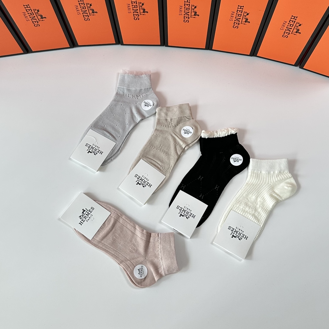 💛配专柜包装
Hermes （爱马仕）新款中短款堆堆袜袜子！一盒五双，专柜同步筒袜袜子，💛大牌出街，潮人