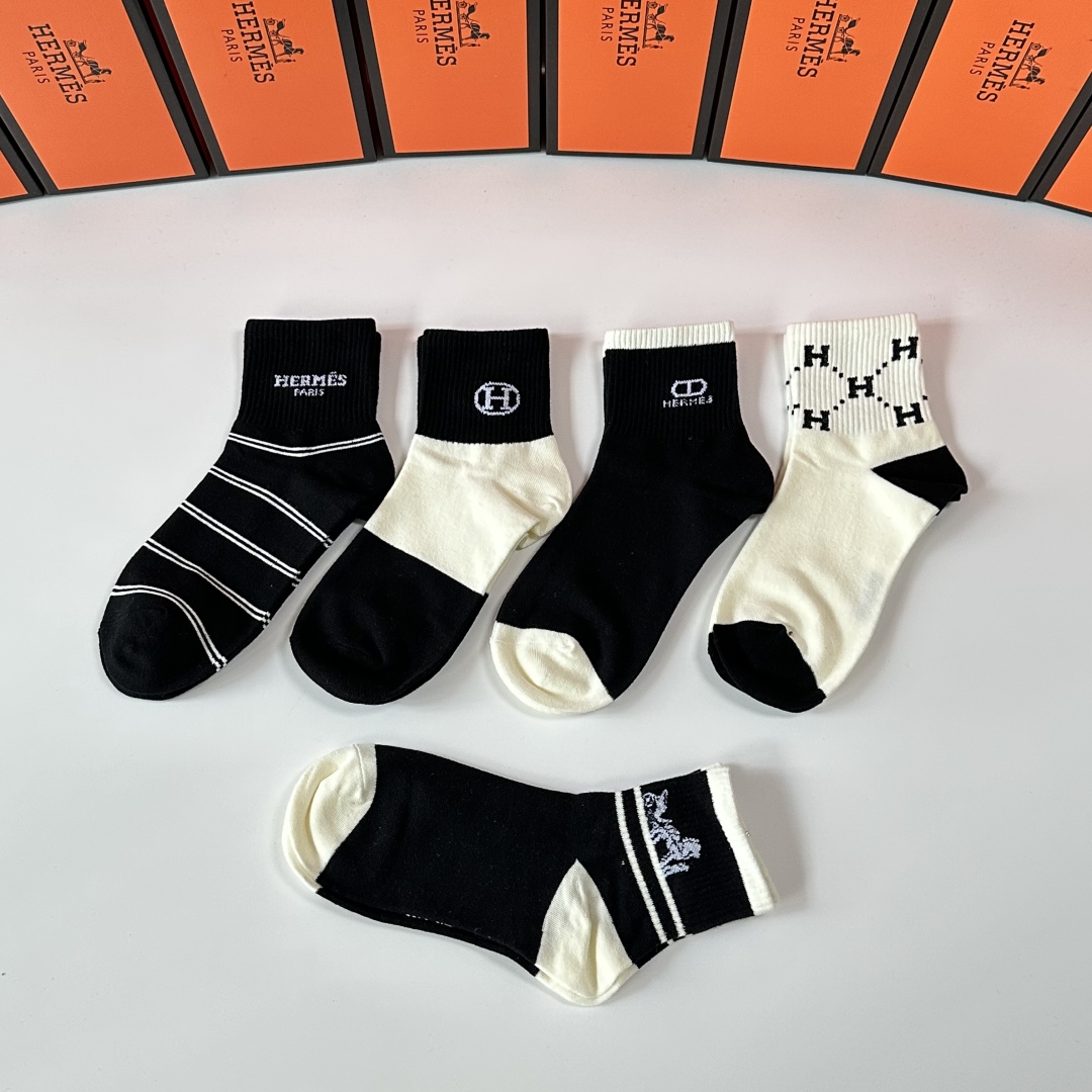 💛配专柜包装
Hermes （爱马仕）新款中筒袜堆堆袜袜子！一盒五双，专柜同步筒袜袜子，💛大牌出街，潮人