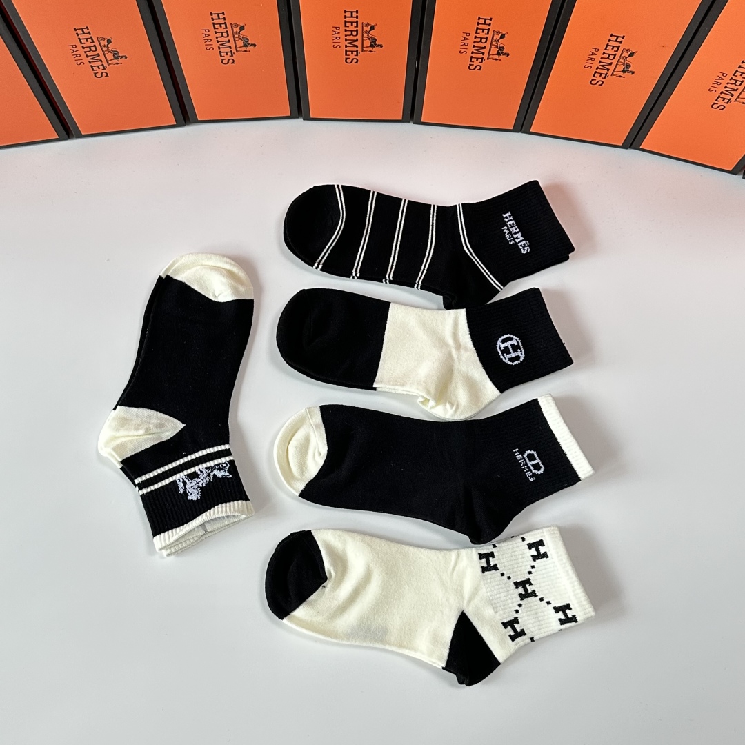 💛配专柜包装
Hermes （爱马仕）新款中筒袜堆堆袜袜子！一盒五双，专柜同步筒袜袜子，💛大牌出街，潮人