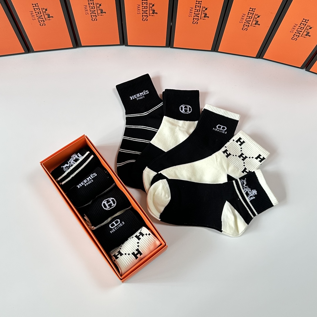 💛配专柜包装
Hermes （爱马仕）新款中筒袜堆堆袜袜子！一盒五双，专柜同步筒袜袜子，💛大牌出街，潮人