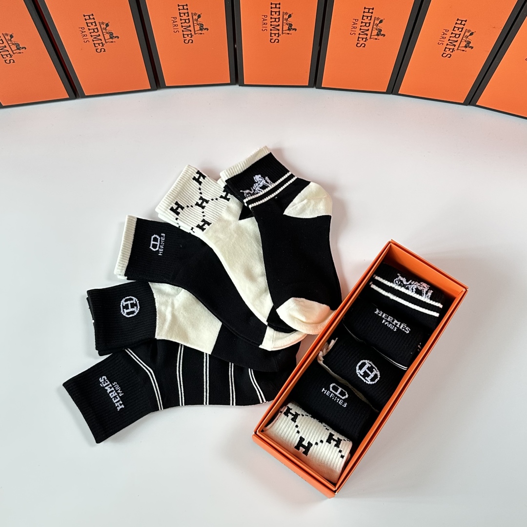 💛配专柜包装
Hermes （爱马仕）新款中筒袜堆堆袜袜子！一盒五双，专柜同步筒袜袜子，💛大牌出街，潮人