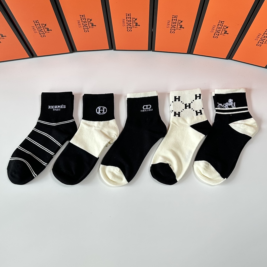 💛配专柜包装
Hermes （爱马仕）新款中筒袜堆堆袜袜子！一盒五双，专柜同步筒袜袜子，💛大牌出街，潮人
