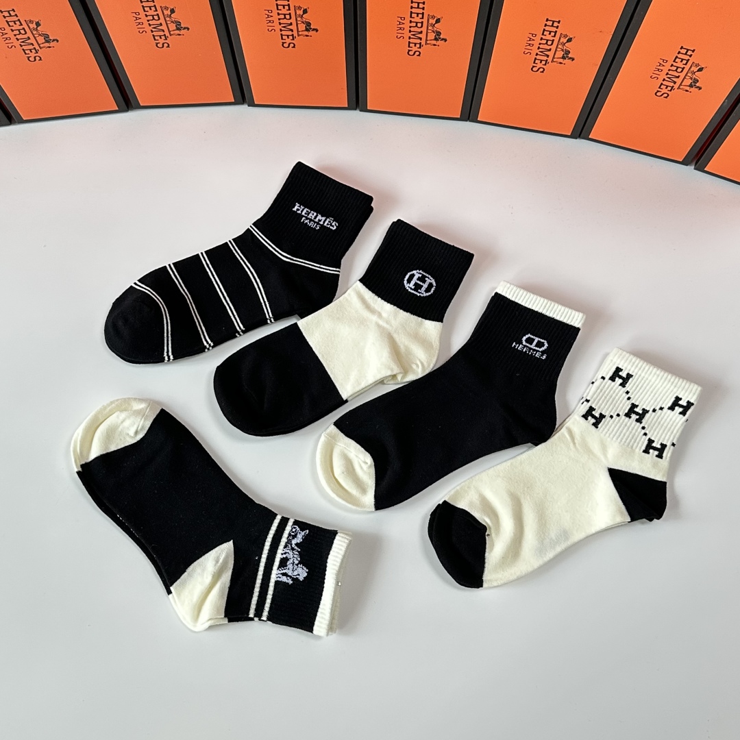 💛配专柜包装
Hermes （爱马仕）新款中筒袜堆堆袜袜子！一盒五双，专柜同步筒袜袜子，💛大牌出街，潮人