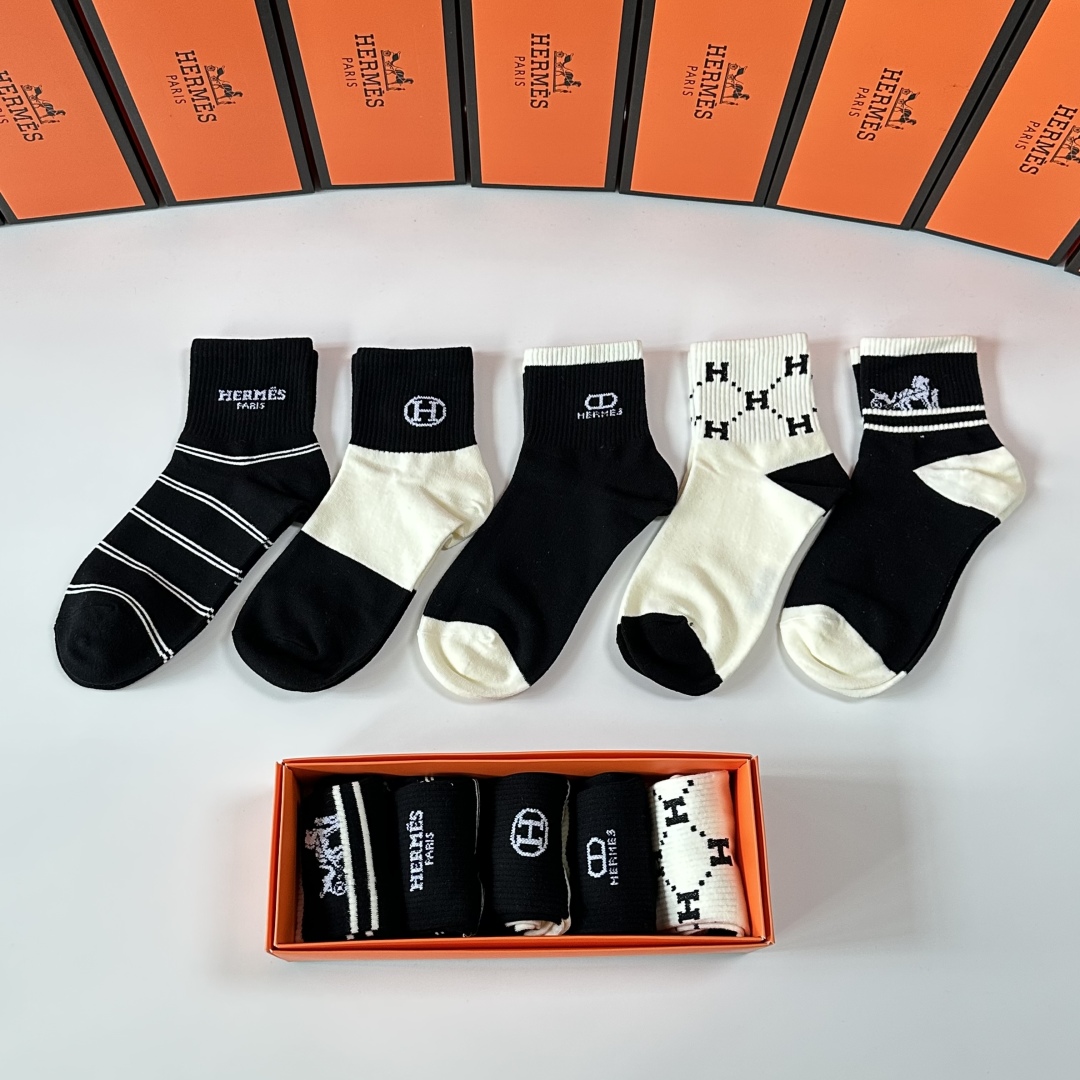 💛配专柜包装
Hermes （爱马仕）新款中筒袜堆堆袜袜子！一盒五双，专柜同步筒袜袜子，💛大牌出街，潮人
