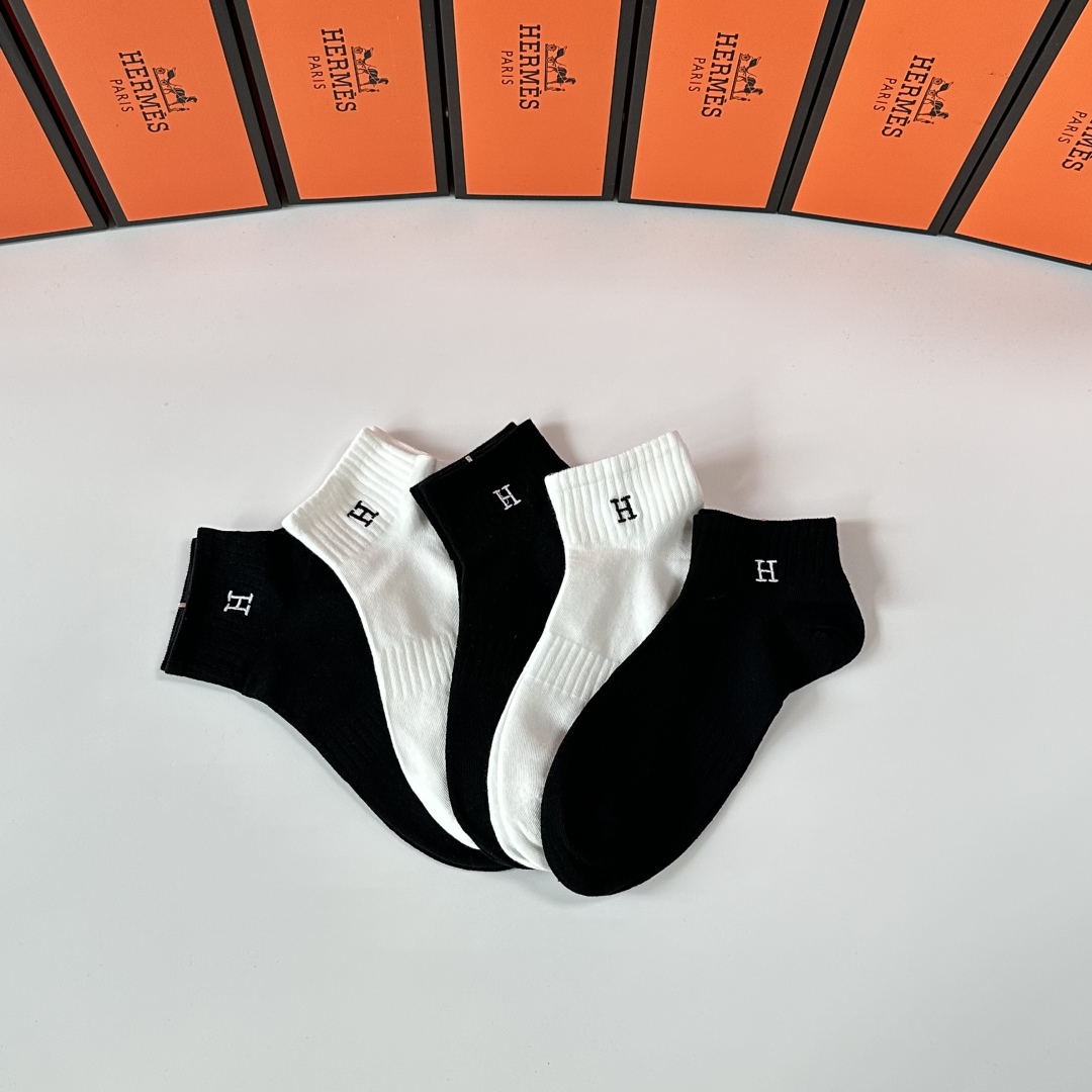  💛配专柜包装
Hermes （爱马仕）新款刺绣中筒袜堆堆袜袜子！一盒五双，专柜同步筒袜袜子，💛大牌出街