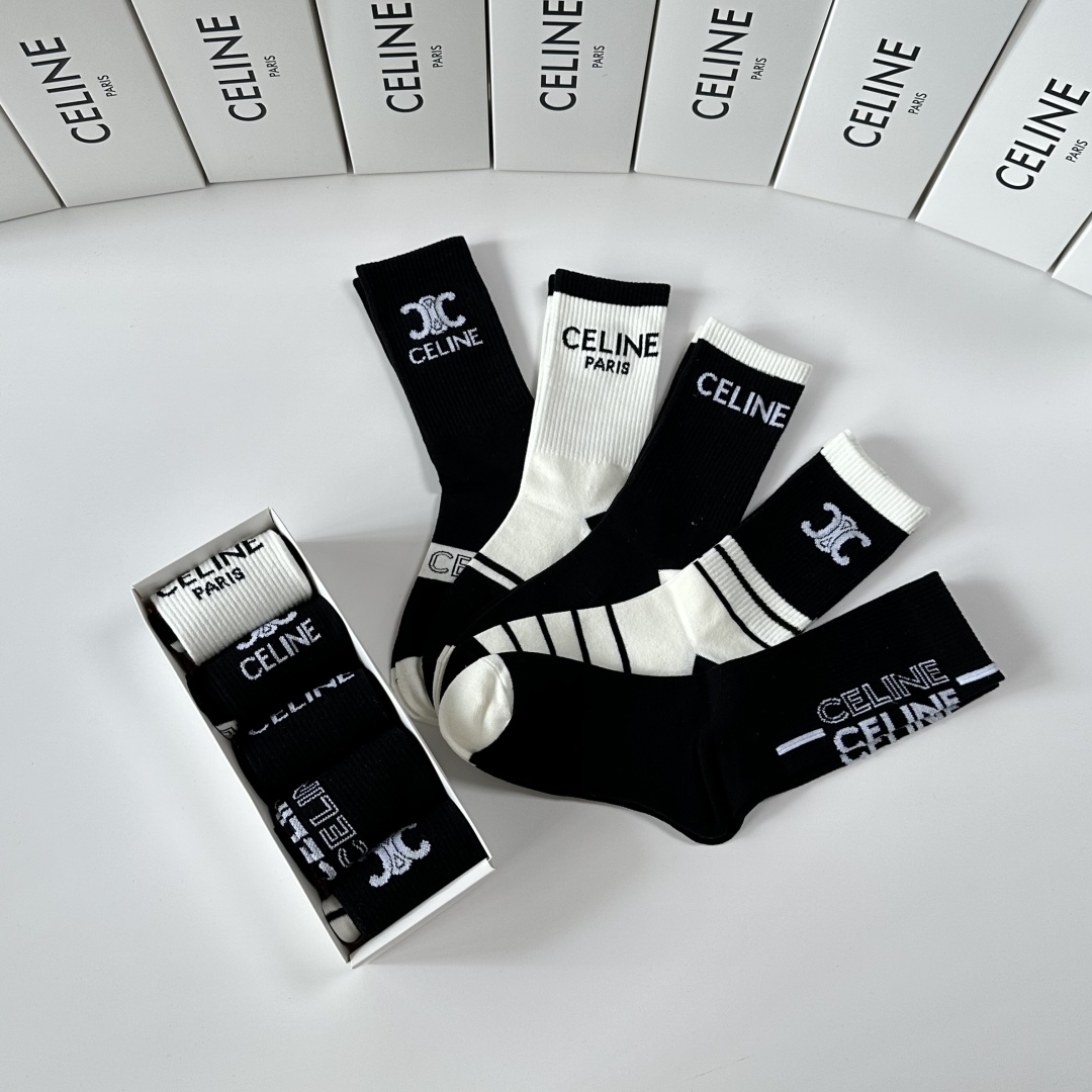 💛配专柜包装
Celine（赛琳）新款中筒袜堆堆袜袜子！一盒五双，专柜同步筒袜袜子，💛大牌出街，潮人必备