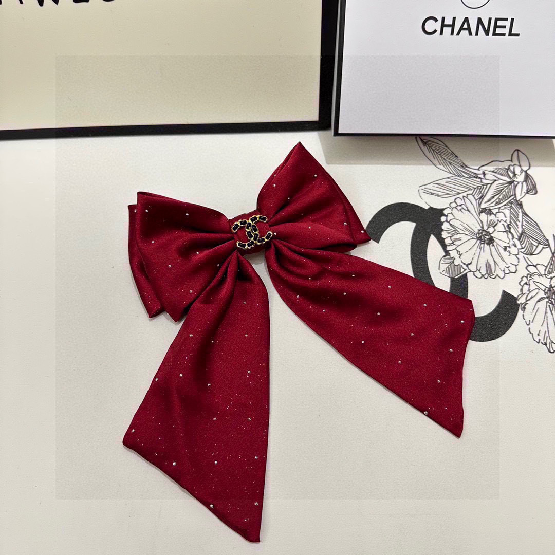  配专柜包装
Chanel（香奈儿）最新蝴蝶结中古五金水钻发夹#
信我！人手必备的单品 这件必须买
洋气
