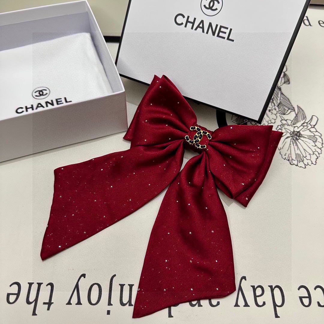  配专柜包装
Chanel（香奈儿）最新蝴蝶结中古五金水钻发夹#
信我！人手必备的单品 这件必须买
洋气