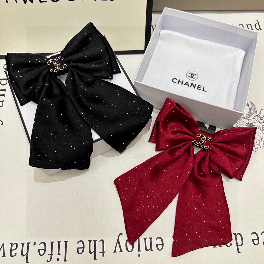  配专柜包装
Chanel（香奈儿）最新蝴蝶结中古五金水钻发夹#
信我！人手必备的单品 这件必须买
洋气