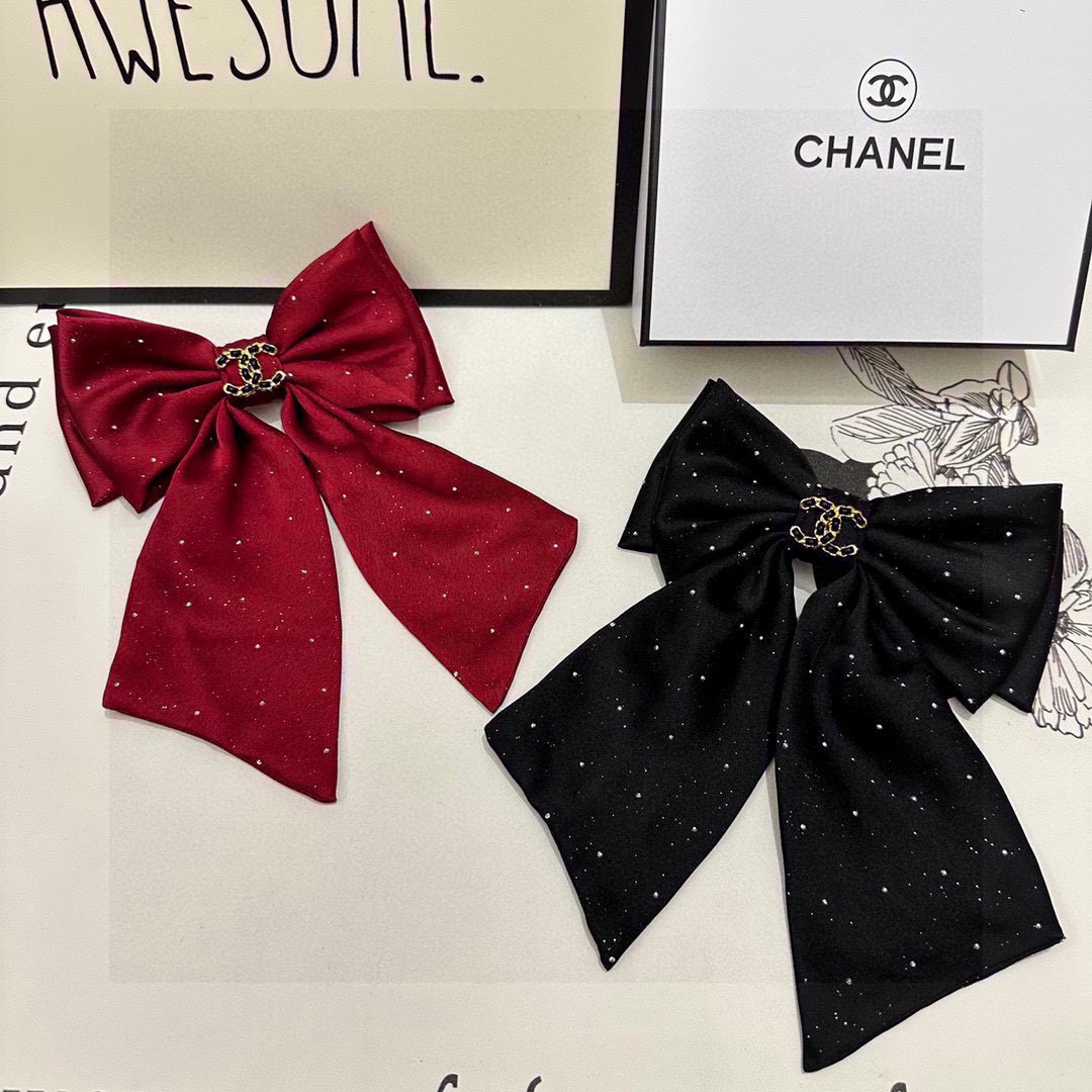  配专柜包装
Chanel（香奈儿）最新蝴蝶结中古五金水钻发夹#
信我！人手必备的单品 这件必须买
洋气