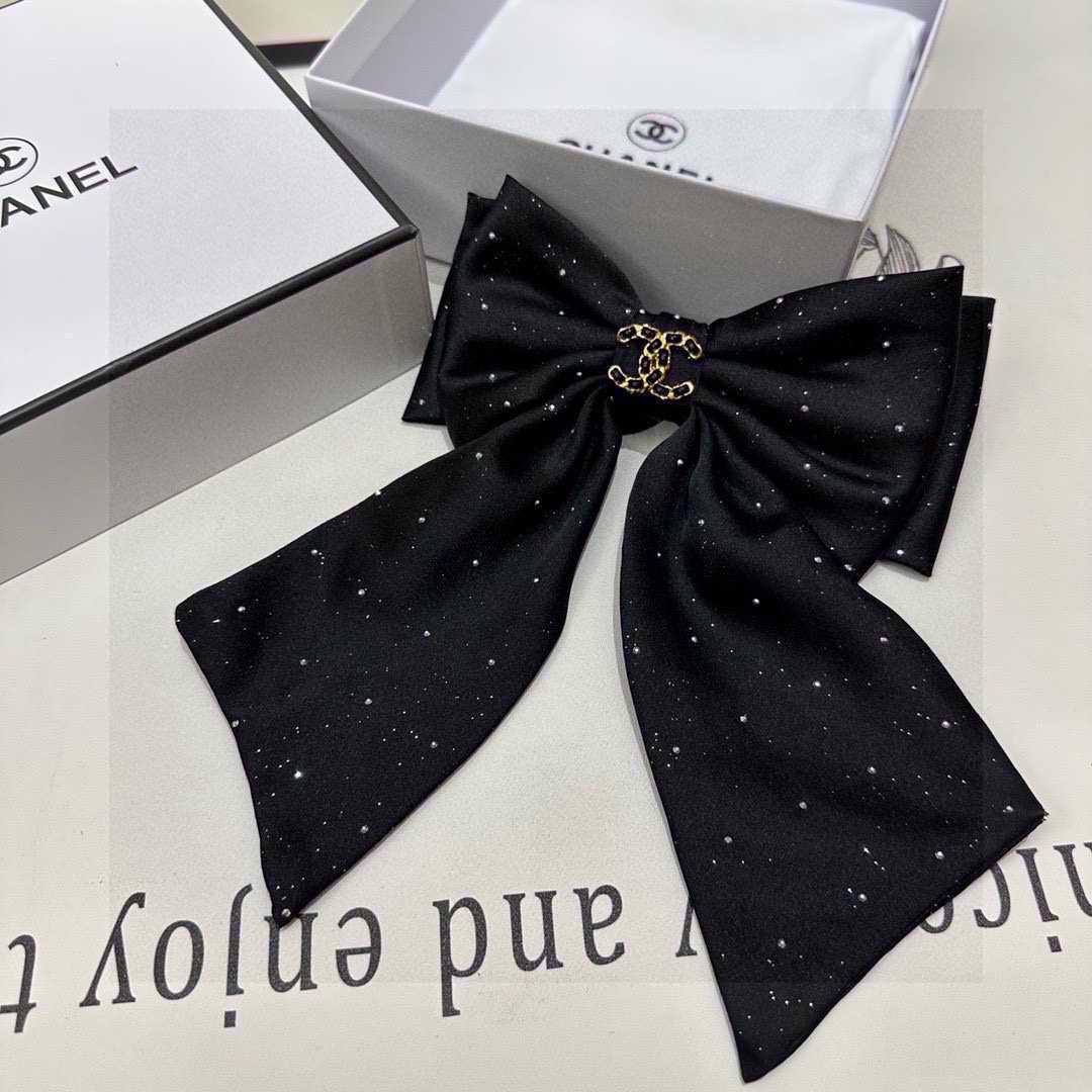  配专柜包装
Chanel（香奈儿）最新蝴蝶结中古五金水钻发夹#
信我！人手必备的单品 这件必须买
洋气