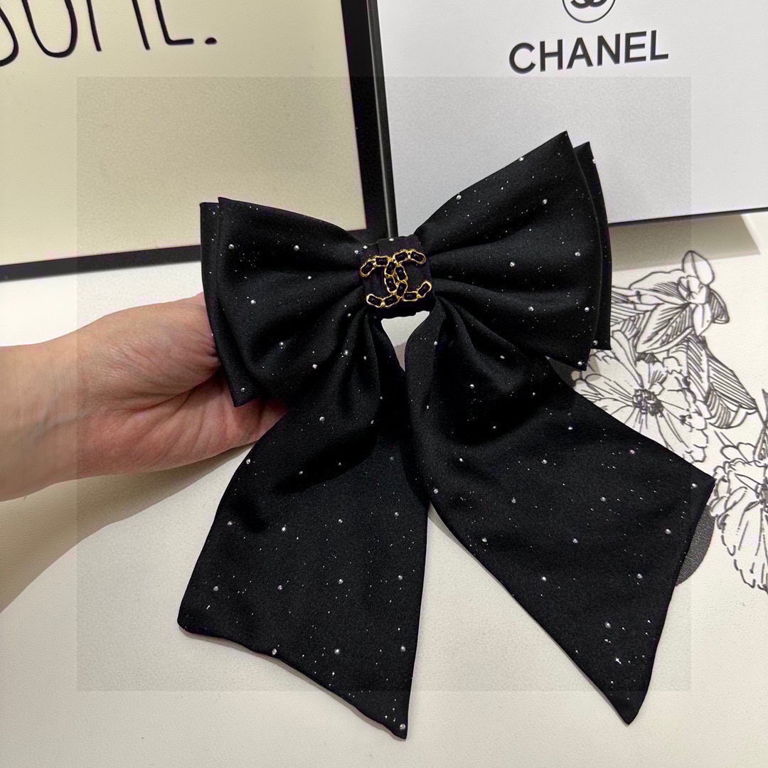  配专柜包装
Chanel（香奈儿）最新蝴蝶结中古五金水钻发夹#
信我！人手必备的单品 这件必须买
洋气