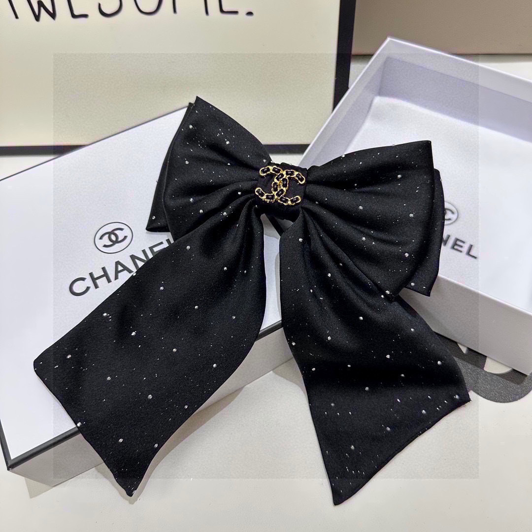  配专柜包装
Chanel（香奈儿）最新蝴蝶结中古五金水钻发夹#
信我！人手必备的单品 这件必须买
洋气