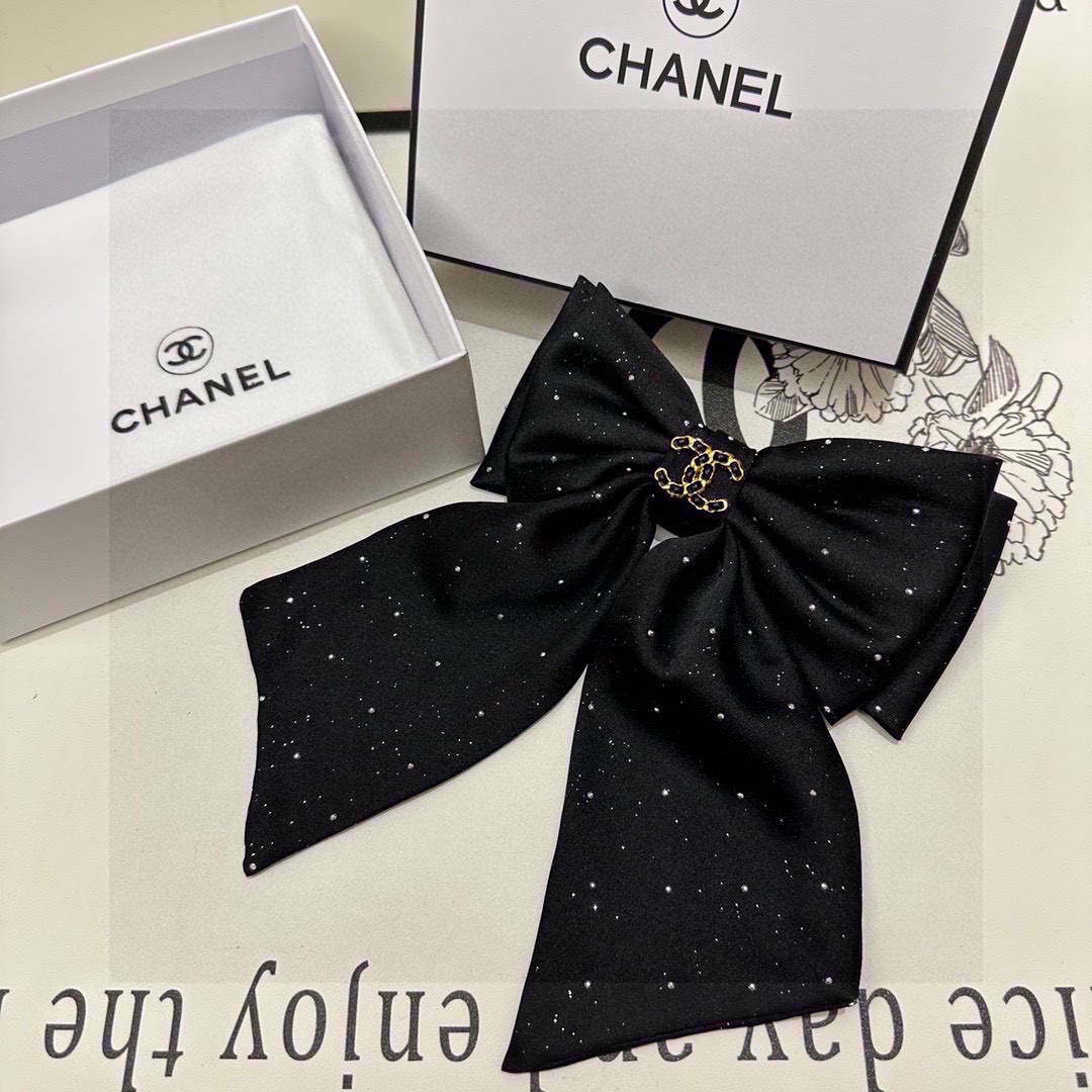  配专柜包装
Chanel（香奈儿）最新蝴蝶结中古五金水钻发夹#
信我！人手必备的单品 这件必须买
洋气