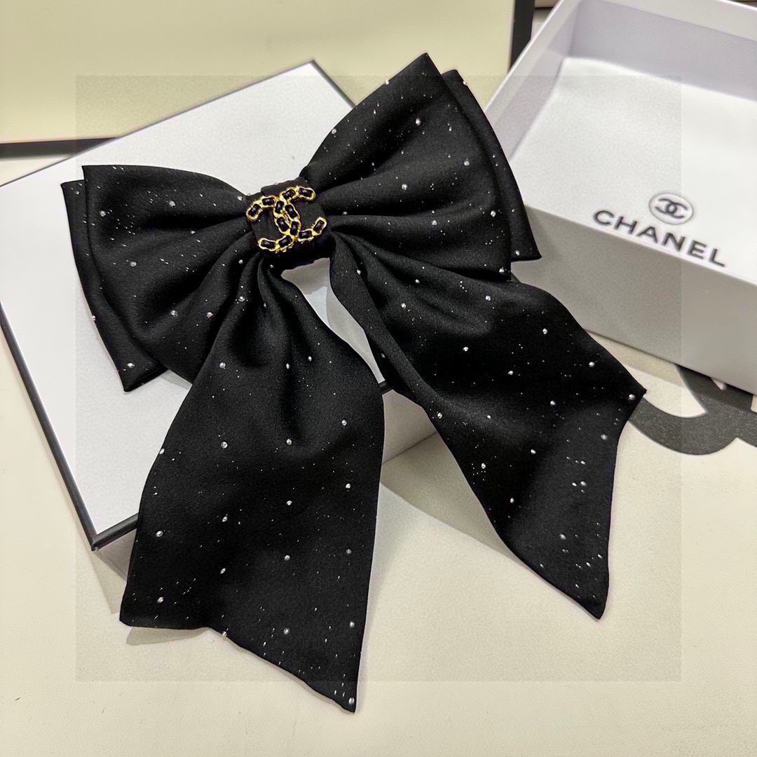  配专柜包装
Chanel（香奈儿）最新蝴蝶结中古五金水钻发夹#
信我！人手必备的单品 这件必须买
洋气
