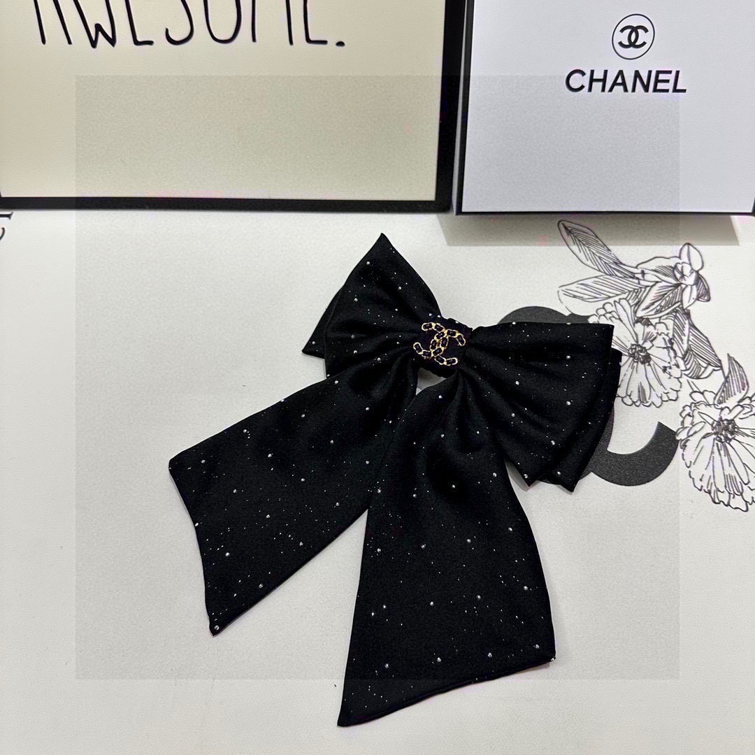  配专柜包装
Chanel（香奈儿）最新蝴蝶结中古五金水钻发夹#
信我！人手必备的单品 这件必须买
洋气