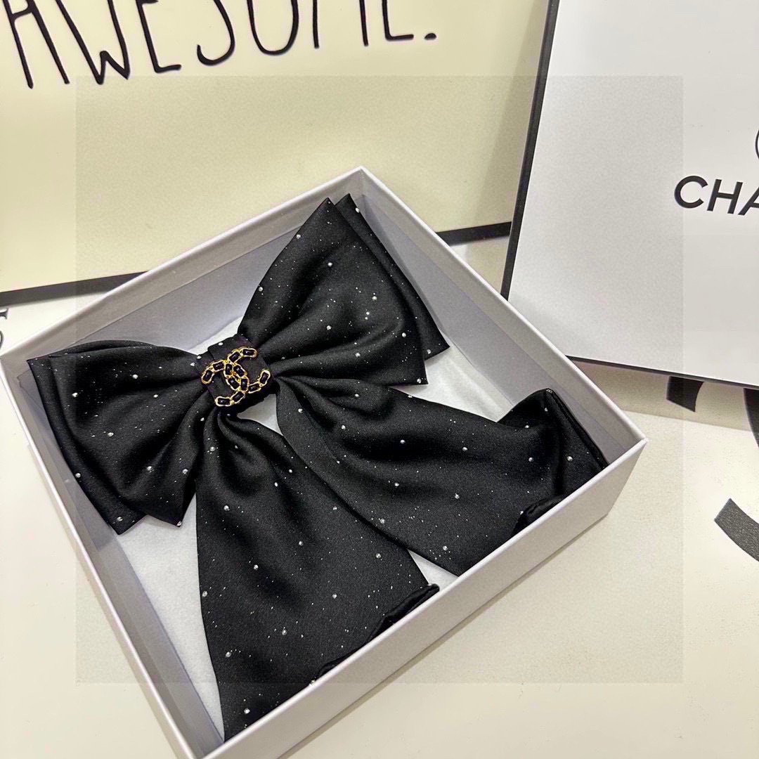  配专柜包装
Chanel（香奈儿）最新蝴蝶结中古五金水钻发夹#
信我！人手必备的单品 这件必须买
洋气