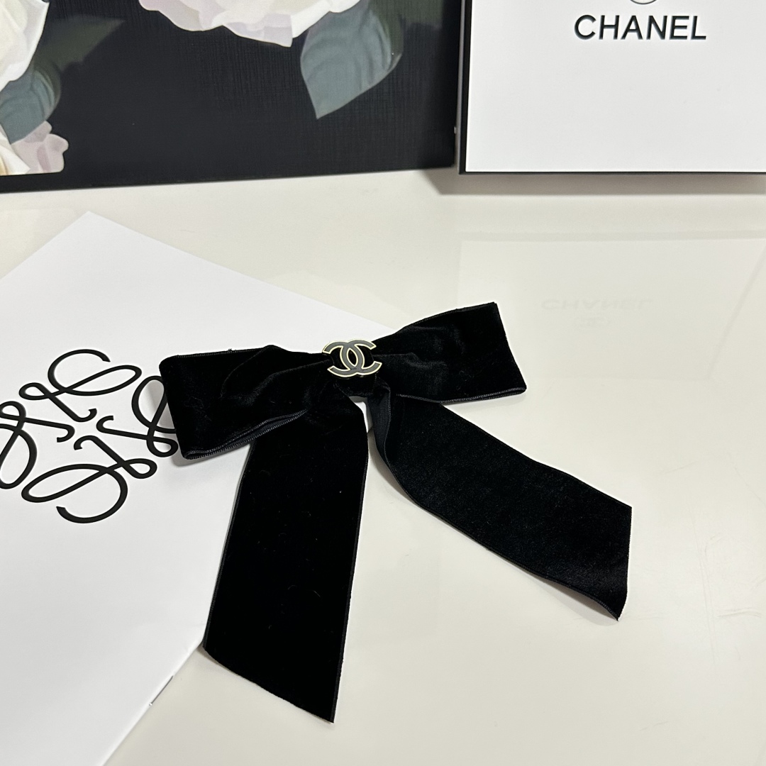  配专柜包装
Chanel（香奈儿）官网同款最新蝴蝶结五金丝绒发夹#
信我！人手必备的单品 这件必须买
