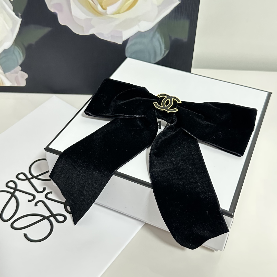  配专柜包装
Chanel（香奈儿）官网同款最新蝴蝶结五金丝绒发夹#
信我！人手必备的单品 这件必须买
