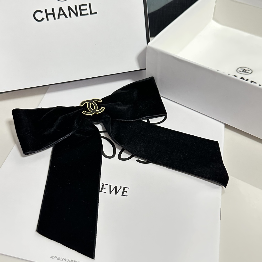  配专柜包装
Chanel（香奈儿）官网同款最新蝴蝶结五金丝绒发夹#
信我！人手必备的单品 这件必须买
