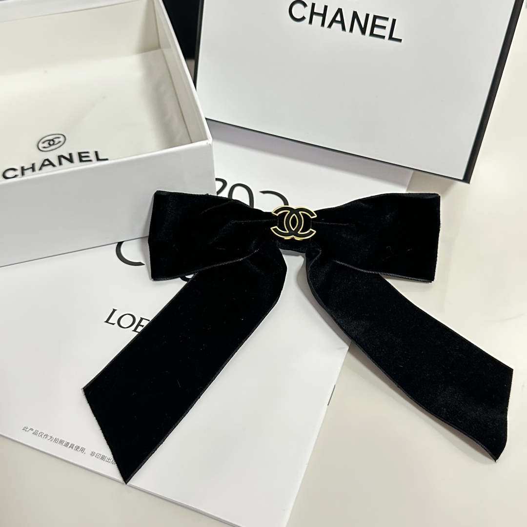  配专柜包装
Chanel（香奈儿）官网同款最新蝴蝶结五金丝绒发夹#
信我！人手必备的单品 这件必须买
