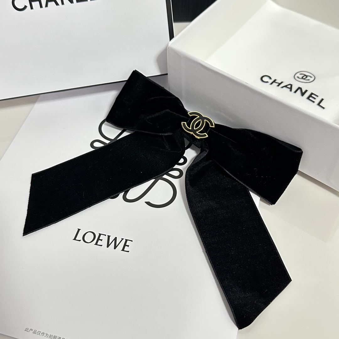  配专柜包装
Chanel（香奈儿）官网同款最新蝴蝶结五金丝绒发夹#
信我！人手必备的单品 这件必须买
