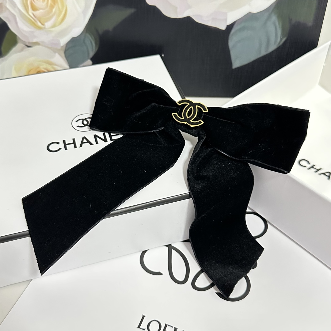  配专柜包装
Chanel（香奈儿）官网同款最新蝴蝶结五金丝绒发夹#
信我！人手必备的单品 这件必须买
