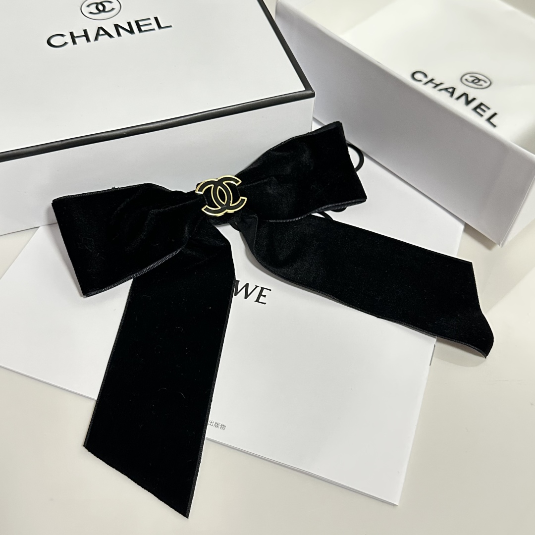  配专柜包装
Chanel（香奈儿）官网同款最新蝴蝶结五金丝绒发夹#
信我！人手必备的单品 这件必须买
