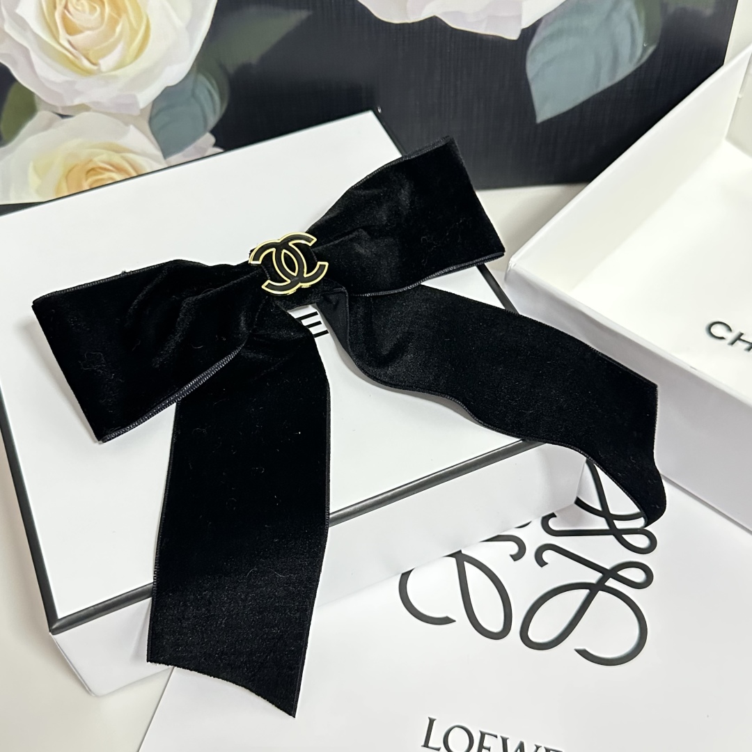  配专柜包装
Chanel（香奈儿）官网同款最新蝴蝶结五金丝绒发夹#
信我！人手必备的单品 这件必须买
