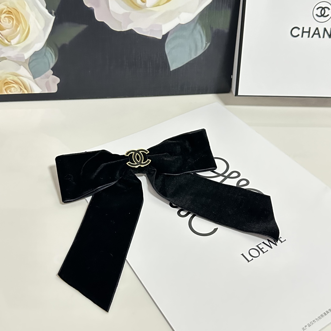 配专柜包装
Chanel（香奈儿）官网同款最新蝴蝶结五金丝绒发夹#
信我！人手必备的单品 这件必须买
