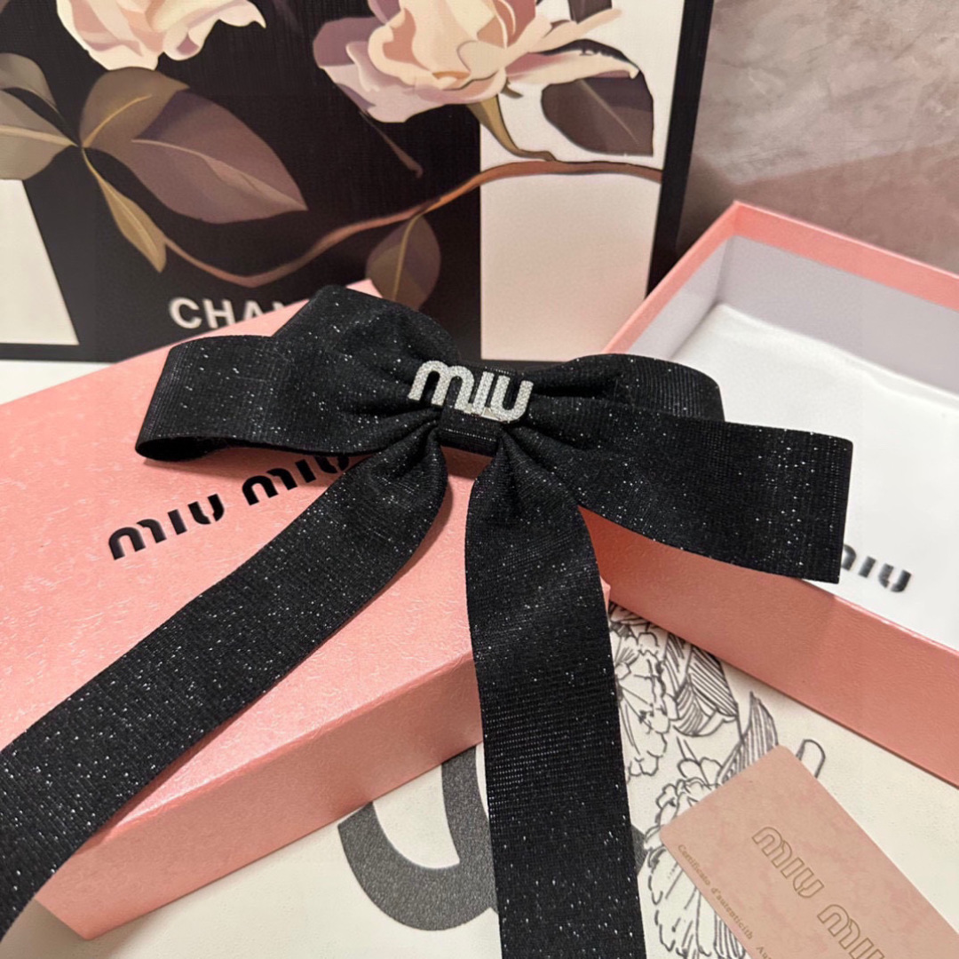  配专柜包装
MIUMIU（缪缪）最新蝴蝶结中古五金水钻发夹#
信我！人手必备的单品 这件必须买
洋气神