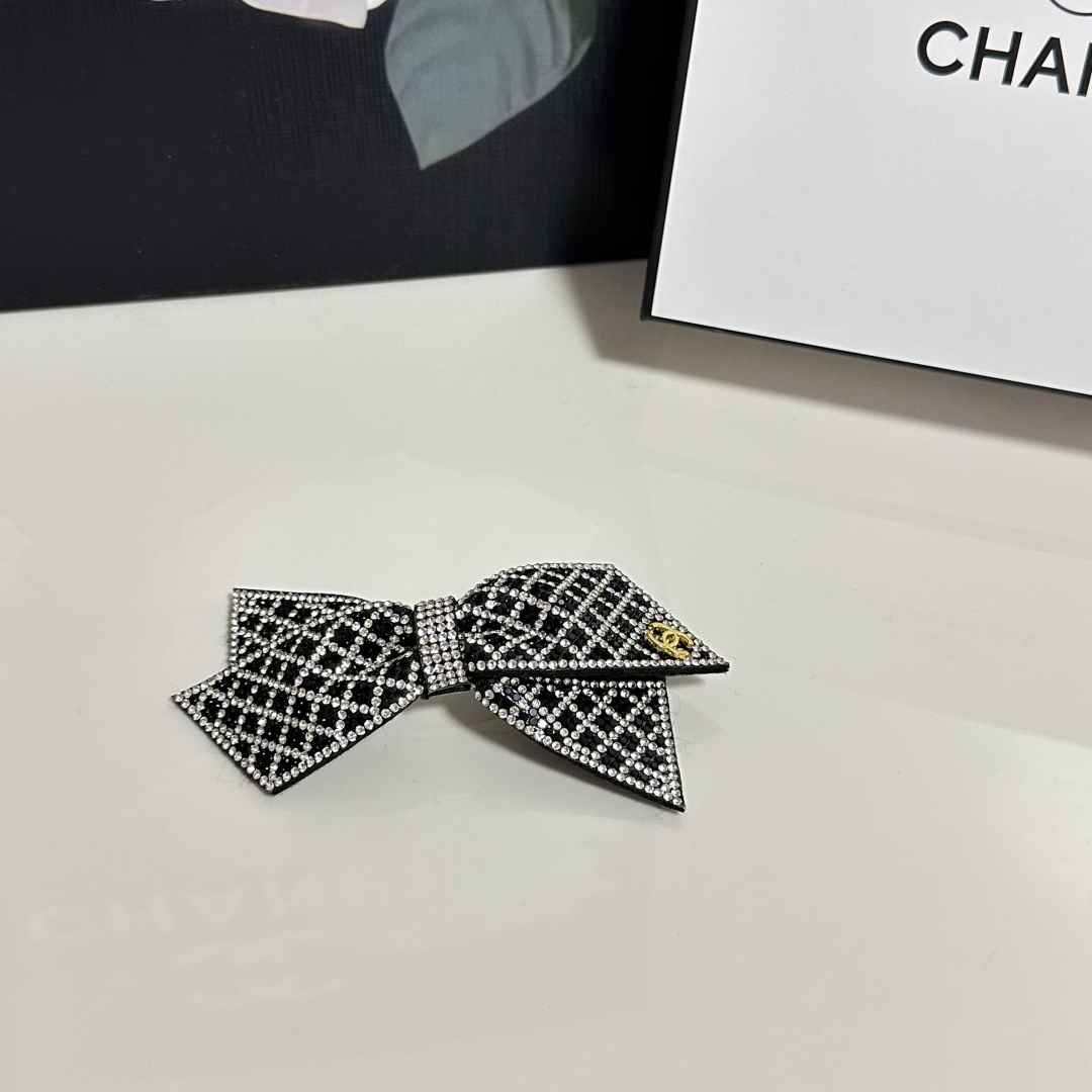 NO:301505,Specially equipped with counter packaging Chanel's latest bow-and-old hardware hairpin #Trust me!  A must-have item for everyone. This one must be bought. The fairy is going to take it. Whoever wears it looks good~ Hairpins, hairpins, chanel, chanel, hairpins19860909特 配专柜包装 Chanel（香奈儿）最新蝴蝶结中古五金发夹# 信我！人手必备的单品 这件必须买 洋气神仙颜值 小仙女要收了它,谁戴谁好看～发夹,发夹,chanel,chanel,hairpins,accessory
