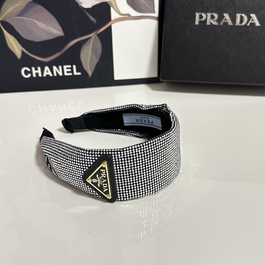  配专柜包装
Prada（普拉达）最新高工发箍
小仙女快入手
特殊材质 不嘞头
可盐可甜～
