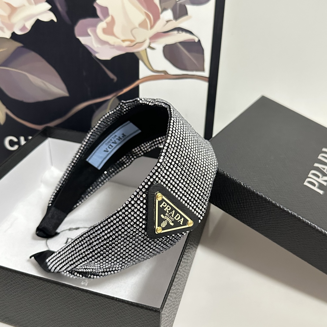  配专柜包装
Prada（普拉达）最新高工发箍
小仙女快入手
特殊材质 不嘞头
可盐可甜～