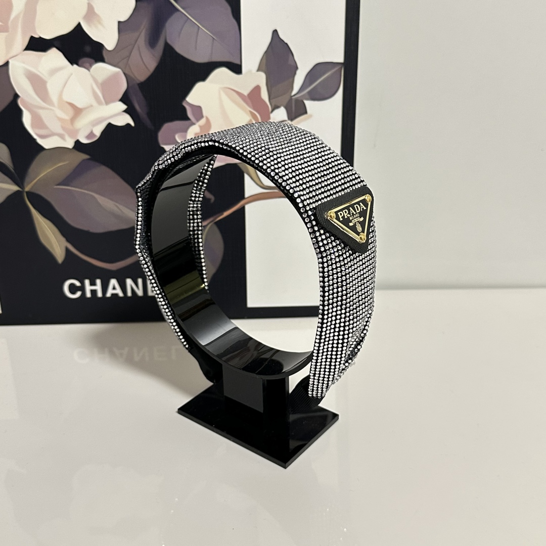  配专柜包装
Prada（普拉达）最新高工发箍
小仙女快入手
特殊材质 不嘞头
可盐可甜～