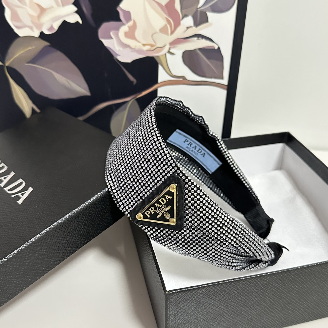  配专柜包装
Prada（普拉达）最新高工发箍
小仙女快入手
特殊材质 不嘞头
可盐可甜～