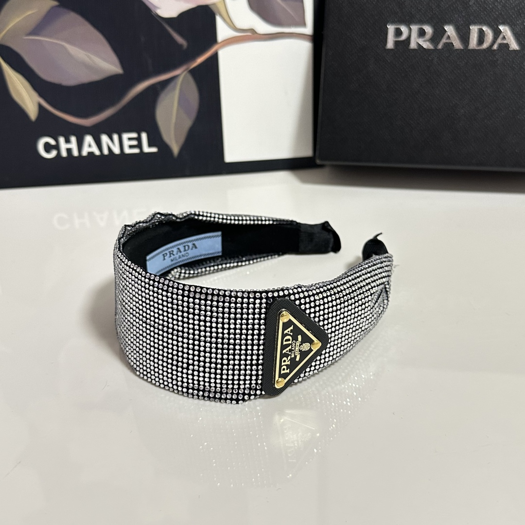  配专柜包装
Prada（普拉达）最新高工发箍
小仙女快入手
特殊材质 不嘞头
可盐可甜～
