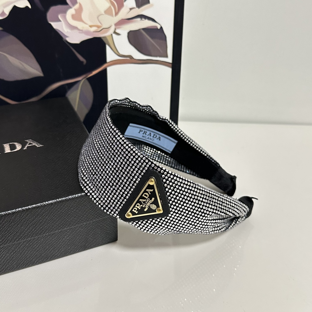  配专柜包装
Prada（普拉达）最新高工发箍
小仙女快入手
特殊材质 不嘞头
可盐可甜～