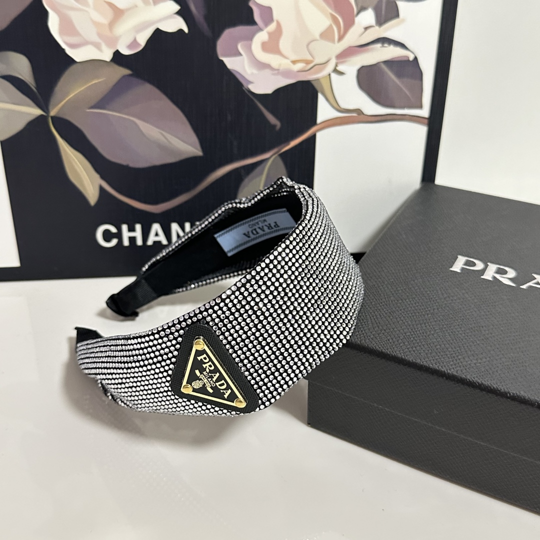  配专柜包装
Prada（普拉达）最新高工发箍
小仙女快入手
特殊材质 不嘞头
可盐可甜～